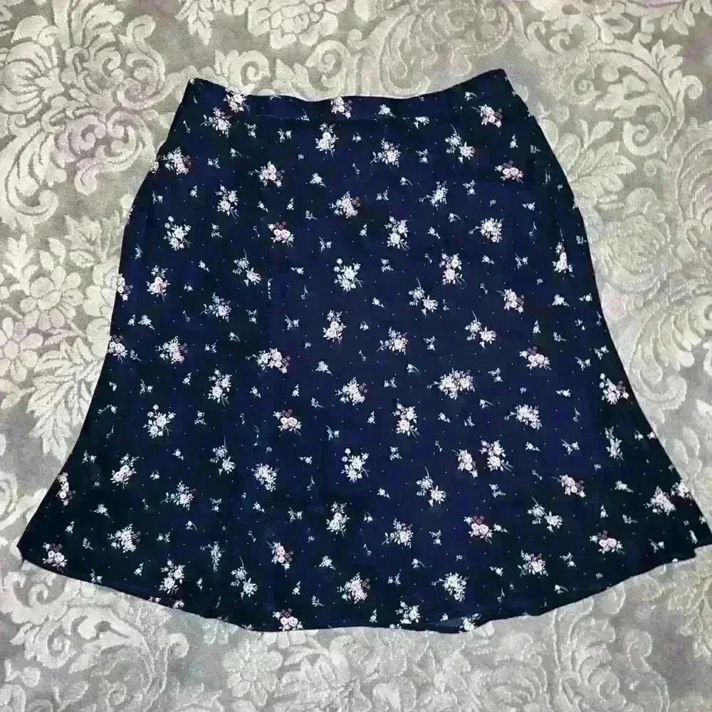 Bobeau MIDI Skirt Size Small floral skirt on top of blue base
